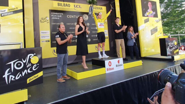 Century 21 entrega a Adam Yates un Premio del Tour de Francia